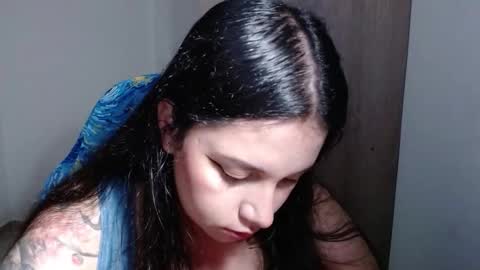 Snapshot of v_vennus chatting on 10-17-25, 07:00 Vennus online show from 10-17-25, 07:00