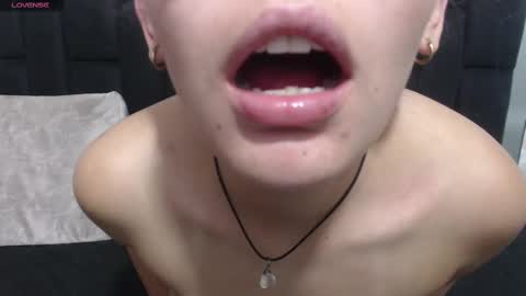 Snapshot of vainilla_cam chatting on 02-09-25, 08:22 Vainilla online show from 02-09-25, 08:22