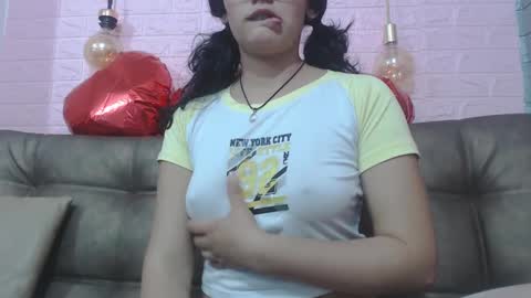 Snapshot of vainilla_cam chatting on 02-14-25, 04:47 Vainilla online show from 02-14-25, 04:47