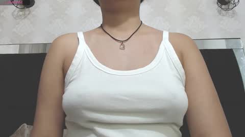 Snapshot of vainilla_cam chatting on 02-18-25, 02:05 Vainilla online show from 02-18-25, 02:05