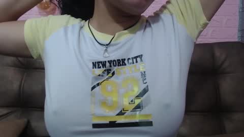 Snapshot of vainilla_cam chatting on 02-19-25, 01:51 Vainilla online show from 02-19-25, 01:51