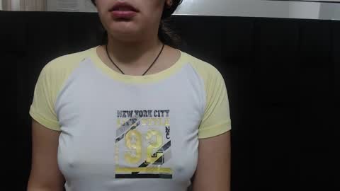 Snapshot of vainilla_cam chatting on 03-10-25, 05:11 Vainilla online show from 03-10-25, 05:11