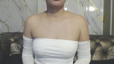 Snapshot of vainilla_cam chatting on 10-15-25, 12:44 Vainilla online show from 10-15-25, 12:44