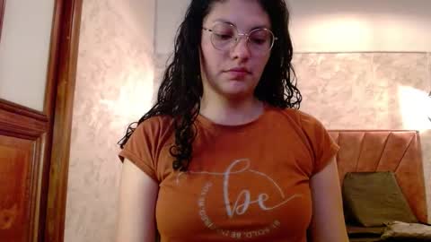 Snapshot of vainilla_cam chatting on 11-03-25, 12:13 Vainilla online show from 11-03-25, 12:13