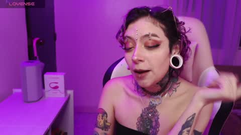 Snapshot of vainilla_l chatting on 01-08-25, 01:32 Vainilla Independent model online show from 01-08-25, 01:32