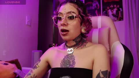 Snapshot of vainilla_l chatting on 01-24-25, 01:03 Vainilla Independent model online show from 01-24-25, 01:03