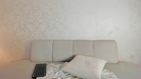 Vaiolet  online show from 06-13-26, 09:57