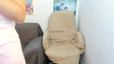 Snapshot of vaioletuwu chatting on 09-10-25, 10:54 Vaiolet1314 online show from 09-10-25, 10:54