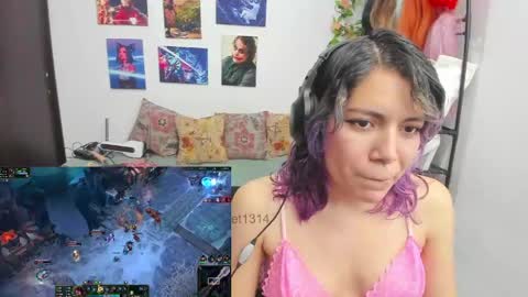 Snapshot of vaioletuwu chatting on 05-28-26, 02:42 Vaiolet1314 online show from 05-28-26, 02:42
