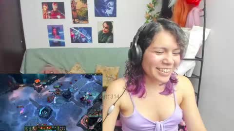 Snapshot of vaioletuwu chatting on 05-29-26, 02:09 Vaiolet1314 online show from 05-29-26, 02:09
