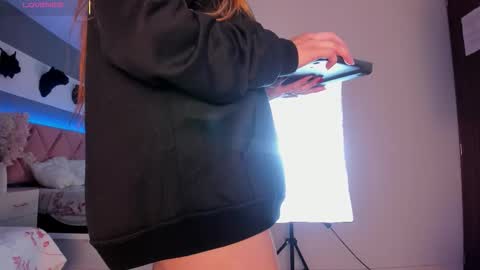 Snapshot of val_oconner chatting on 10-30-25, 03:08 val_oconner online show from 10-30-25, 03:08