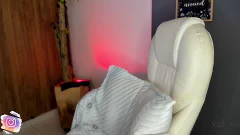 Snapshot of val_varago chatting on 11-13-25, 12:20 val_varago online show from 11-13-25, 12:20