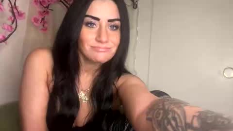 Valaya Noire online show from 12-17-25, 01:11