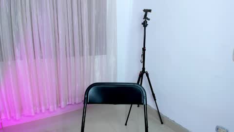 Snapshot of vale_kross chatting on 04-11-26, 06:12 HI IM NEW online show from 04-11-26, 06:12