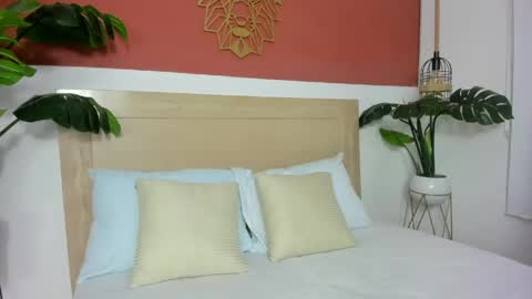 Snapshot of valen_martinez_ chatting on 05-14-26, 12:23 V A L E N online show from 05-14-26, 12:23