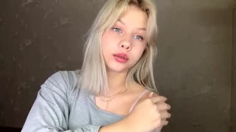 Snapshot of valenestimus chatting on 11-28-25, 05:32 Olachka online show from 11-28-25, 05:32