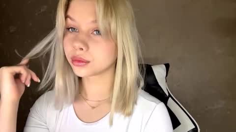 Snapshot of valenestimus chatting on 11-29-25, 03:20 Olachka online show from 11-29-25, 03:20