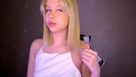 Snapshot of valenestimus chatting on 12-04-25, 03:16 Olachka online show from 12-04-25, 03:16