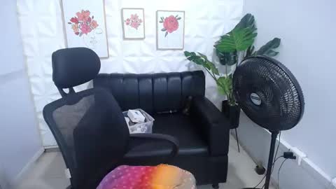 Snapshot of valentina_mature chatting on 02-10-25, 10:30 Valentina  online show from 02-10-25, 10:30