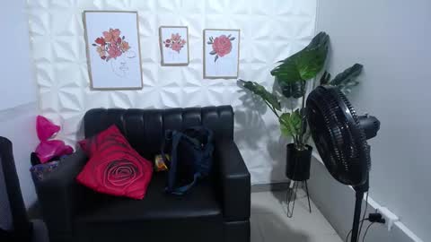 Snapshot of valentina_mature chatting on 02-17-25, 11:09 Valentina  online show from 02-17-25, 11:09