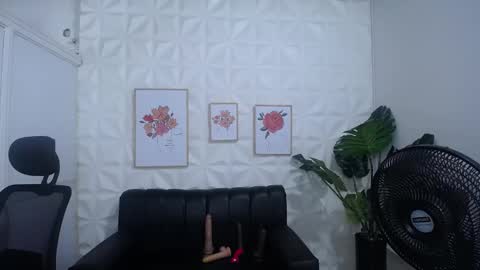 Snapshot of valentina_mature chatting on 02-25-25, 11:00 Valentina  online show from 02-25-25, 11:00