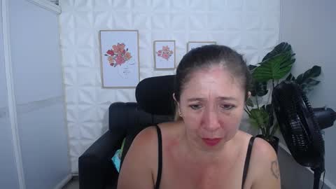 Snapshot of valentina_mature chatting on 03-11-25, 12:33 Valentina  online show from 03-11-25, 12:33