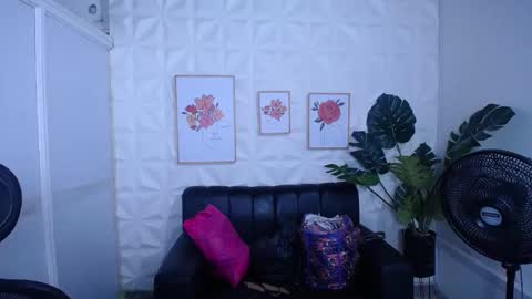 Snapshot of valentina_mature chatting on 09-20-25, 10:44 Valentina  online show from 09-20-25, 10:44