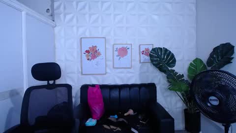Snapshot of valentina_mature chatting on 09-28-25, 01:22 Valentina  online show from 09-28-25, 01:22