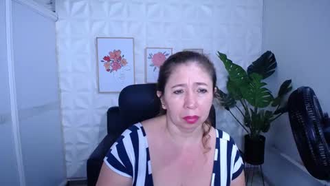 Snapshot of valentina_mature chatting on 10-29-25, 10:00 Valentina online show from 10-29-25, 10:00