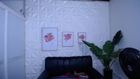 Snapshot of valentina_mature chatting on 11-12-25, 11:03 Valentina online show from 11-12-25, 11:03