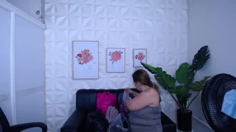 Snapshot of valentina_mature chatting on 11-26-25, 10:44 Valentina online show from 11-26-25, 10:44