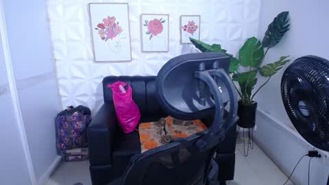 Snapshot of valentina_mature chatting on 11-30-25, 04:49 Valentina online show from 11-30-25, 04:49