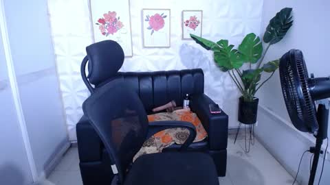 Snapshot of valentina_mature chatting on 12-02-25, 09:47 Valentina online show from 12-02-25, 09:47