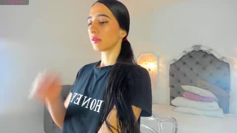 Snapshot of valentina_ross_ chatting on 06-11-26, 12:14 Valentina online show from 06-11-26, 12:14