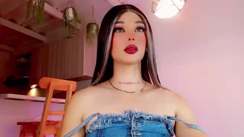 Snapshot of valentinne_marian chatting on 02-08-25, 11:12 Marian online show from 02-08-25, 11:12