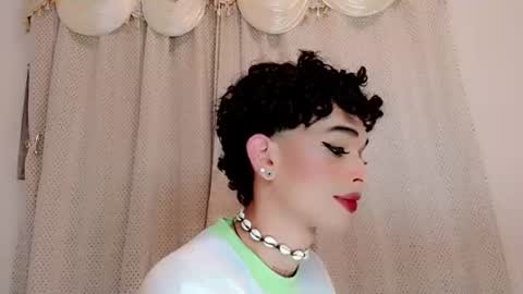 Snapshot of valentinne_marian chatting on 12-17-25, 04:29 Marian online show from 12-17-25, 04:29