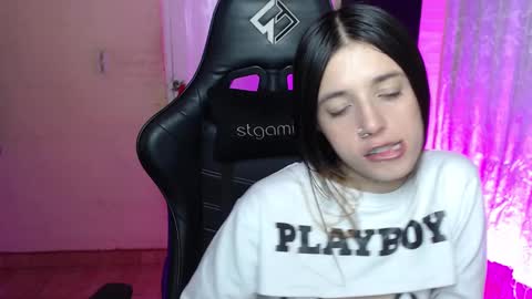 Snapshot of valeria_mendozza chatting on 02-14-25, 05:30 online show from 02-14-25, 05:30