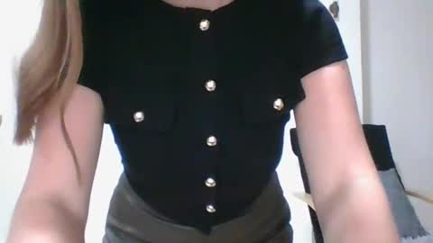 Snapshot of valeriafrannco chatting on 11-06-25, 05:30 valeriafrannco online show from 11-06-25, 05:30