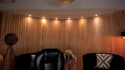 Snapshot of valeriavelvet chatting on 12-15-25, 12:20 Vale online show from 12-15-25, 12:20