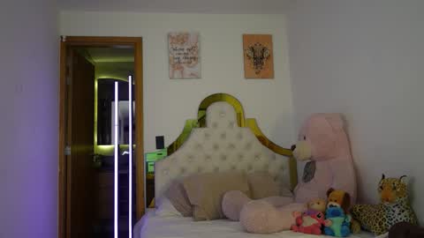 valeriecollinss_ online show from 12-19-25, 06:04