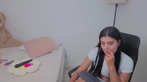 Snapshot of valerihouse chatting on 10-25-25, 12:29 Juli C online show from 10-25-25, 12:29