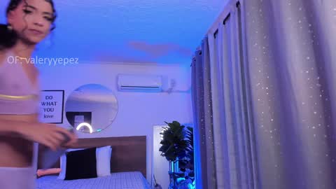 Snapshot of valery_yepes_ chatting on 01-11-25, 11:56 Valery online show from 01-11-25, 11:56