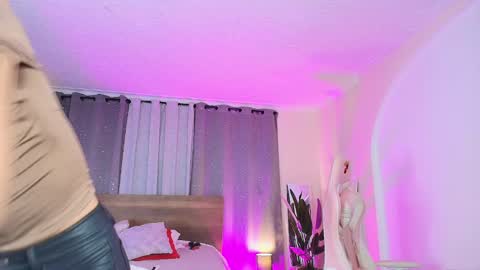 Snapshot of valery_yepes_ chatting on 09-25-25, 05:22 Valery online show from 09-25-25, 05:22