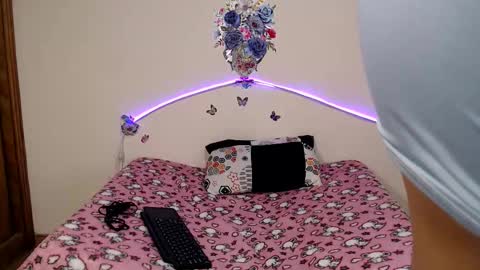 Snapshot of valeryxs1 chatting on 10-28-25, 08:33 Angelyxs online show from 10-28-25, 08:33