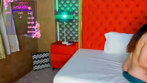 Snapshot of valleriejonnes chatting on 02-25-25, 06:36 Valerie Val V online show from 02-25-25, 06:36