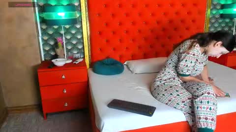 Snapshot of valleriejonnes chatting on 05-12-26, 10:34 Valerie Val V online show from 05-12-26, 10:34