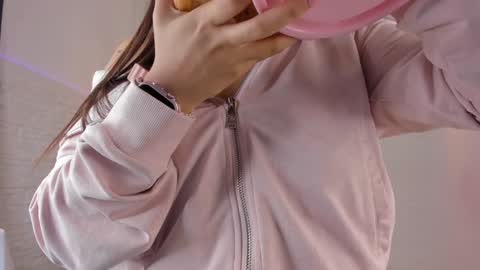 Snapshot of valloletsamar chatting on 01-08-25, 11:32 Vallolet Peach  online show from 01-08-25, 11:32