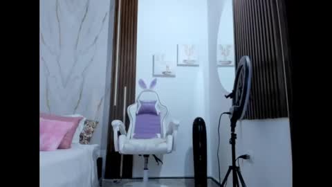 Snapshot of valloletsamar chatting on 09-13-25, 11:21 Vallolet Peach  online show from 09-13-25, 11:21