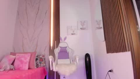 Snapshot of valloletsamar chatting on 09-25-25, 11:03 Vallolet Peach  online show from 09-25-25, 11:03