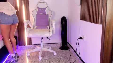 Snapshot of valloletsamar chatting on 10-18-25, 11:44 Vallolet Peach  online show from 10-18-25, 11:44